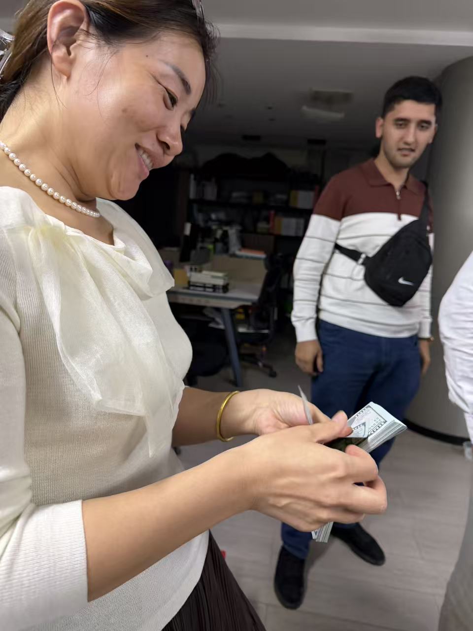 A moment from the customers' visit and order confirmation.